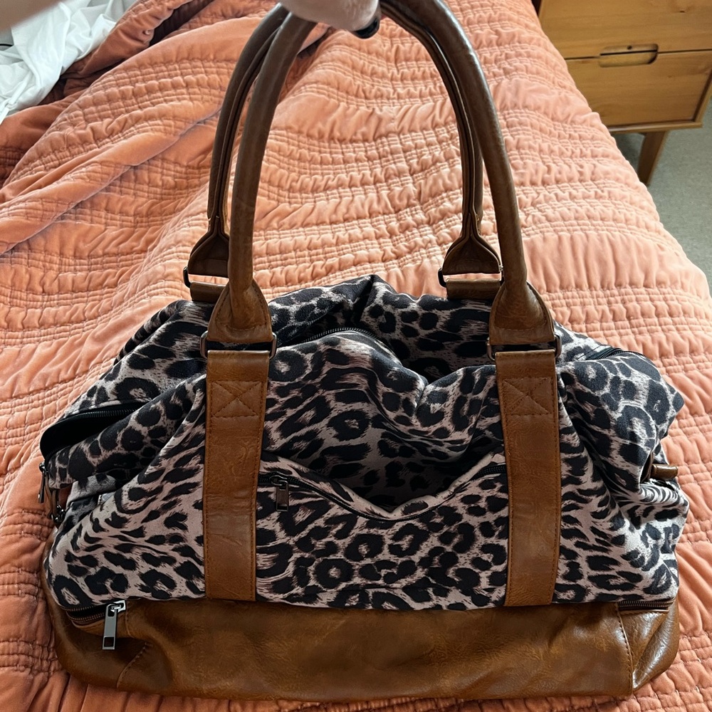 ❤️ 3/$20 Brown Travel Bag with Leopard Print and faux Leather Handles
